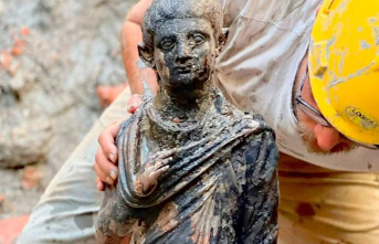24 bronze statues: sensational find in Italy inspires...