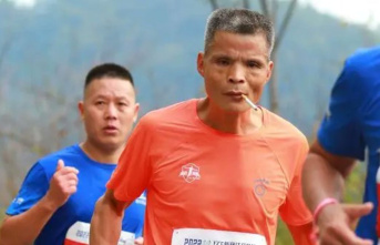 Hold my cigarette: Chinese runs a marathon while smoking...