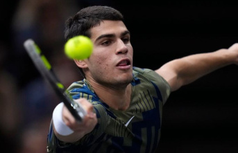 Tennis: Alcaraz gives up injured at tournament in...