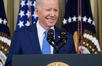 Midterms: Biden shakes hands with Republicans after...