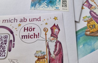 Colorful: Modern Santa Claus reads out reply letters...