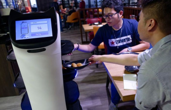 Gastronomy : When the service robot brings the sushi