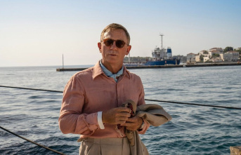 "Knives Out" star Daniel Craig: hype about...