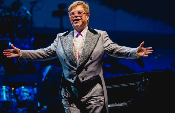 Elton John: Singer says goodbye at Glastonbury
