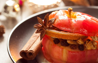 Evergreen dessert: Baked apples with candied ginger:...