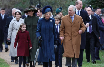Royals: They show up on a Christmas walk