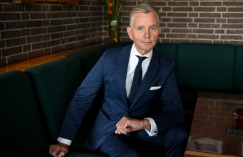 On tour: Singer Max Raabe turns 60 today. But he doesn't...