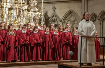 Church music: applause for the first girls' choir...