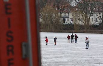 Aasee in Münster: Numerous people enter the frozen...