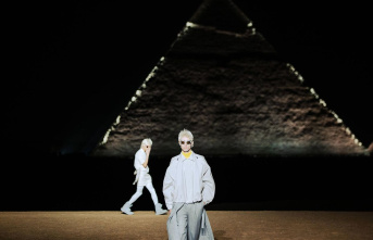 Egypt: Dior let models run up in front of the Cheops...