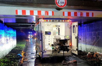 Emsland: ambulance wedged under the bridge: three...