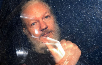 Farewell to fashion designer: Wikileaks founder Assange...
