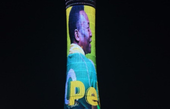 Pelé reports from the clinic: "I am strong and...