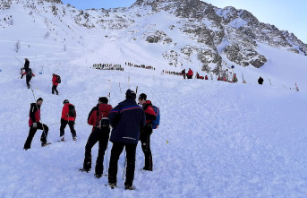 Austria: Lech and Zürs ski area: ten people buried...