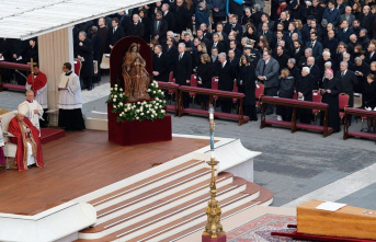 Pope Francis pays tribute to late Benedict XVI