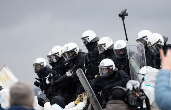 NRW: scuffle between activists and police in front...