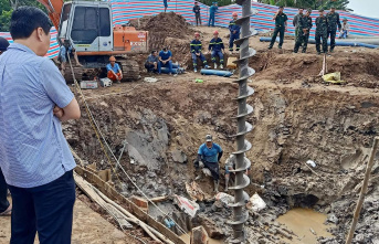 Vietnam: Horror accident: Boy is stuck in 35 meter...