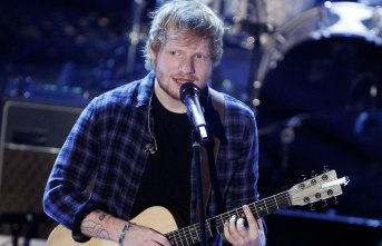 Ed Sheeran: Singer plays children's hospital...