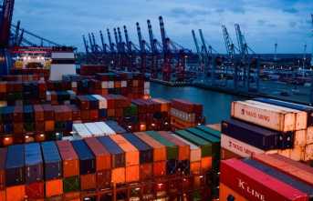 Foreign trade: German export surplus more than halved