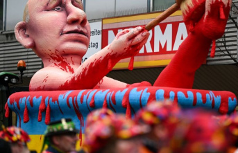 Dusseldorf: Putin bathes in blood: carnivalists biting...