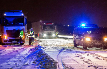 Weather: Heavy snowfall stops traffic on the A72 near...