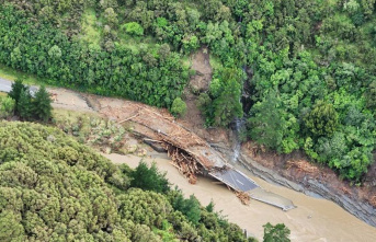 Disasters: Huge damage in New Zealand from cyclone...