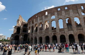 Italy: Tourist scratches wall in Rome's Colosseum...