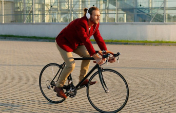 Headphones on the bike: is that allowed?