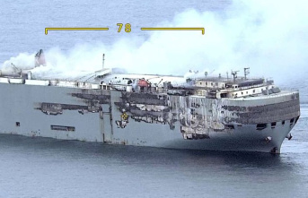Shipping: First time salvage experts on burning freighter