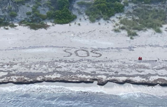 Bahamas: "SOS" in the sand: US Coast Guard...