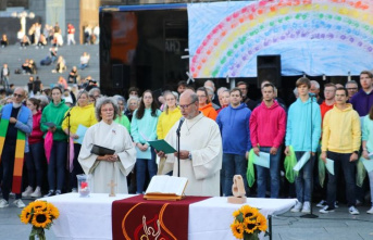 Church: Priests bless same-sex couples in front of Cologne Cathedral