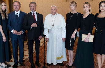 Meeting with the Pope: The Hollywood star clenches...