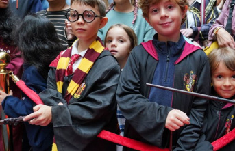 Custom: Thousands send Harry Potter to school on platform...