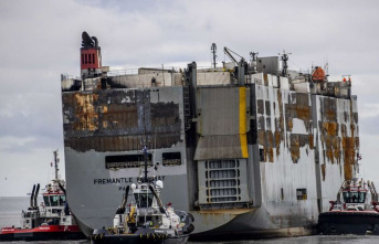 Damaged car freighter: "Fremantle Highway": towing operation on schedule