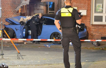 Lower Saxony: Car crashes into the wall of a house:...