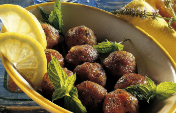 Keftedes: Greek delicacies - when hearty meatballs meet fruity apricots