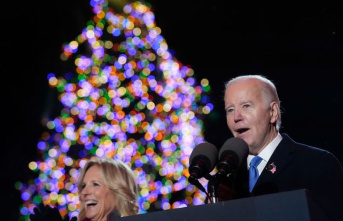 USA: Bidens light up Christmas tree in front of White House