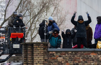 Frankfurt am Main: Police clear occupied roof of former...