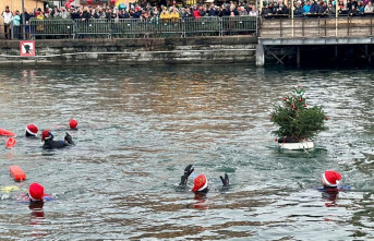 Tradition: 20 brave people jump at the St. Nicholas...