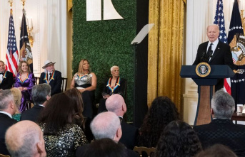Awards: Joe Biden honors Billy Crystal and Queen Latifah