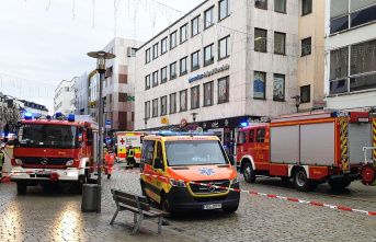 Large-scale operation in Passau: Truck drives into...