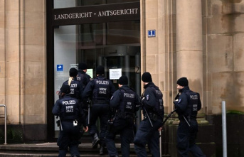 Duisburg Regional Court: Police officers guard shooting...