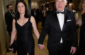 Berlin Business Ball: Berlin's governor and senator: holding hands at the ball
