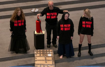 Russian punk band: Pussy Riot - Contemptuous action art against Putin in Munich