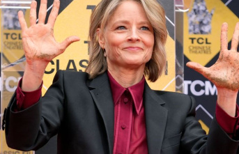 People: Jodie Foster immortalized in the cement of Hollywood