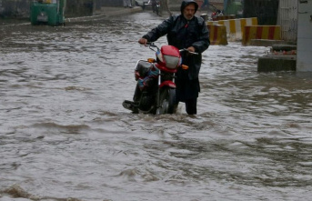 Weather: Almost 140 dead after storms in South Asia