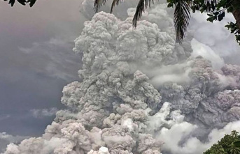 Sulawesi: Evacuations after new volcano eruption in Indonesia