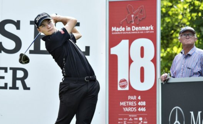 18-year-old golfdansker go in the clubhouse as the number one