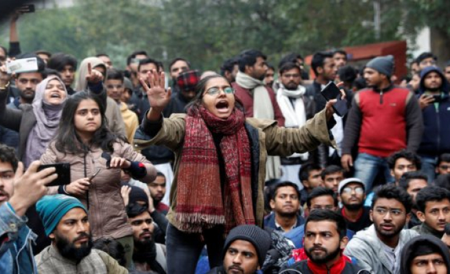 Hundreds of students injured in new protests in India