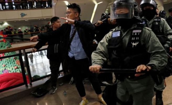 Protesters and police clash during the christmas shopping in Hong kong